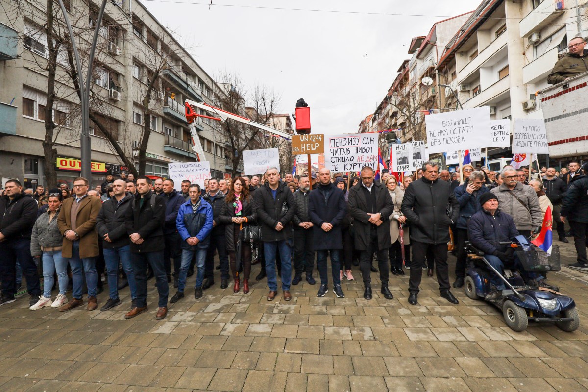 Thousands of minority Serbs protest Kosovo&rsquo;s decision to abolish the Serbian dinar